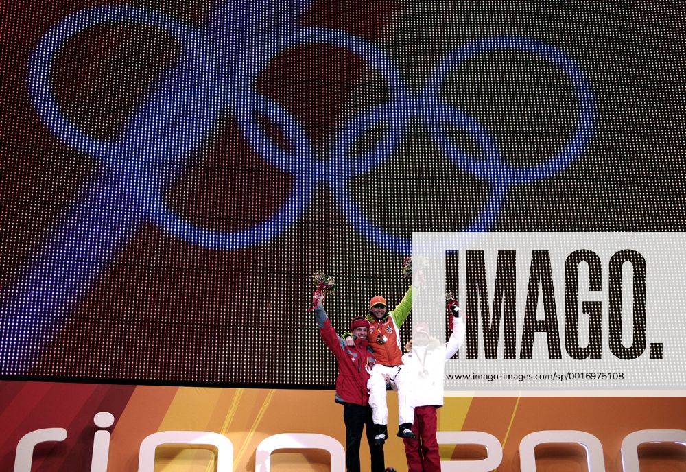 GREIS Michael GER Olympiasieger mit BJOERNDALEN Ole Einar NOR und SIKORA Tomasz POL Siegeehrung Biathlon Massenstart der Maenner am 25.02.2006 in Turin Olympische Winterspiele 2006 in Turin Italien