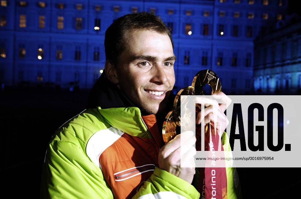 GREIS Michael GER Olympiasieger mit seinen drei Goldmedaillen Siegeehrung Biathlon Massenstart der Maenner am 25.02.2006 in Turin Olympische Winterspiele 2006 in Turin Italien