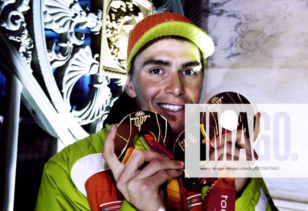 GREIS Michael GER Olympiasieger mit seinen drei Goldmedaillen Siegeehrung Biathlon Massenstart der Maenner am 25.02.2006 in Turin Olympische Winterspiele 2006 in Turin Italien