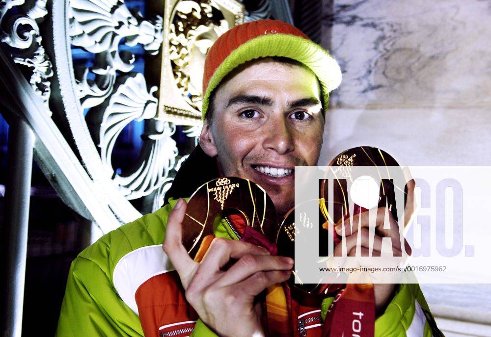 GREIS Michael GER Olympiasieger mit seinen drei Goldmedaillen Siegeehrung Biathlon Massenstart der Maenner am 25.02.2006 in Turin Olympische Winterspiele 2006 in Turin Italien