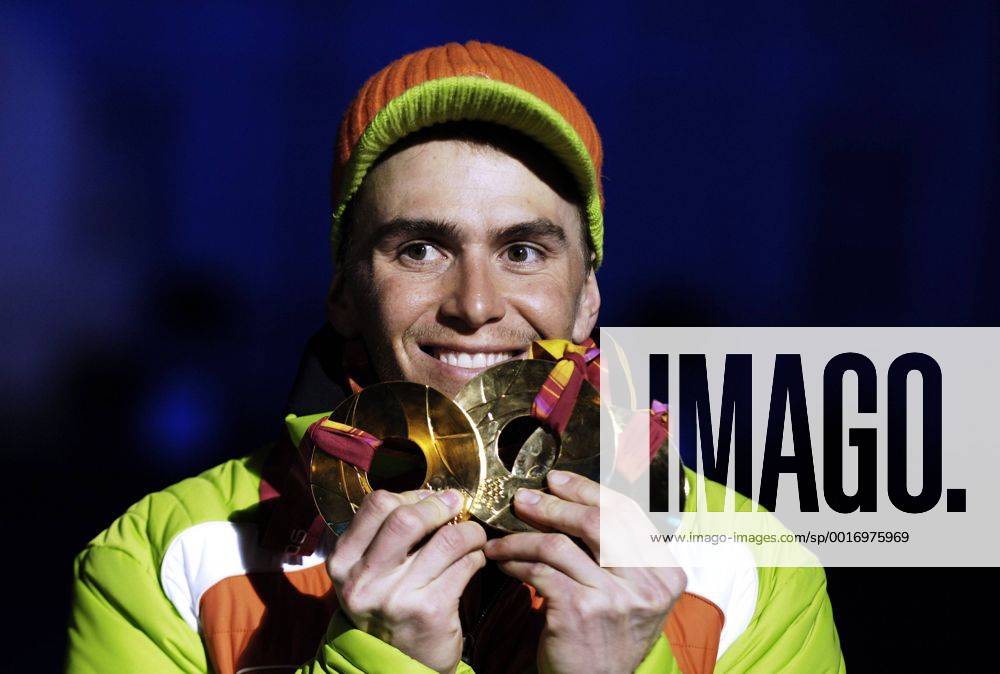 GREIS Michael GER Olympiasieger mit seinen drei Goldmedaillen Siegeehrung Biathlon Massenstart der Maenner am 25.02.2006 in Turin Olympische Winterspiele 2006 in Turin Italien