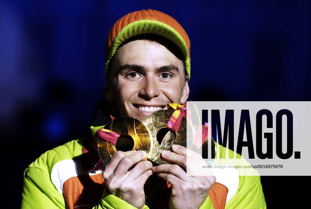GREIS Michael GER Olympiasieger mit seinen drei Goldmedaillen Siegeehrung Biathlon Massenstart der Maenner am 25.02.2006 in Turin Olympische Winterspiele 2006 in Turin Italien