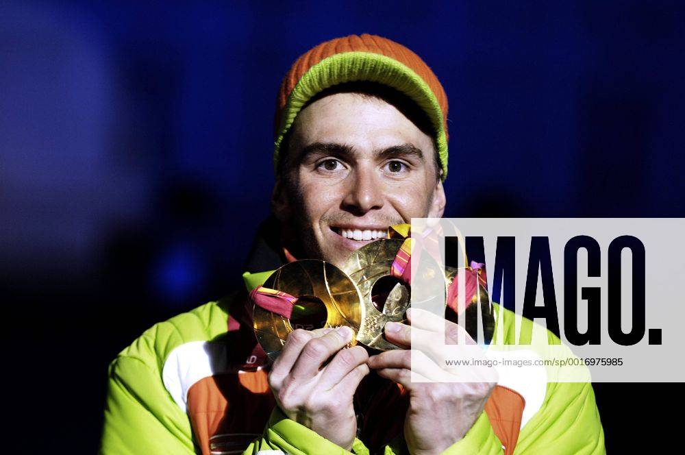 GREIS Michael GER Olympiasieger mit seinen drei Goldmedaillen Siegeehrung Biathlon Massenstart der Maenner am 25.02.2006 in Turin Olympische Winterspiele 2006 in Turin Italien