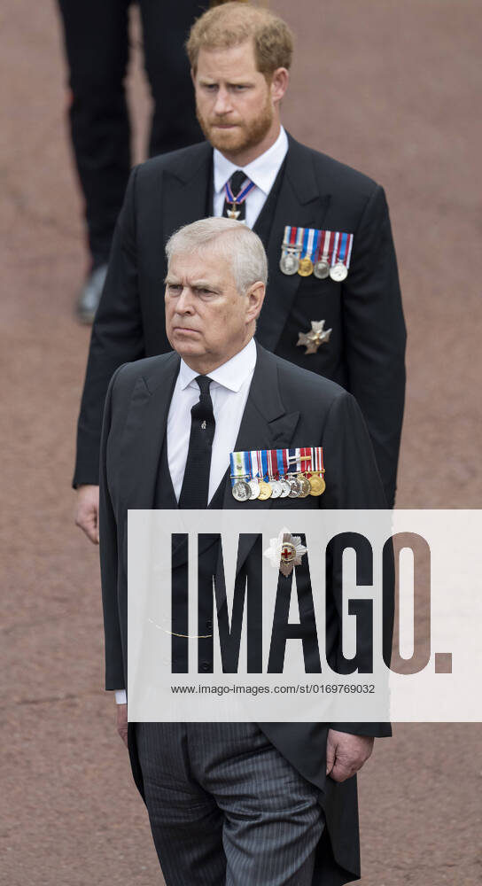 Obseques de la Reine Elizabeth II. PAP09222605 19 September 2022. Her Majesty has returned home to Windsor to be reunited for eternity with her husband, father, mother and sister in the royal crypt at St George s Chapel. Kings and Queens from around the world travelled to St George s Chapel in Windsor for a committal service following the state funeral of Her late Majesty at Westminster Abbey earlier today. Here, Prince Harry, Prince Andrew Credit: GoffPhotos.com Ref: KGC-178 284311 2022-09-19 Windsor