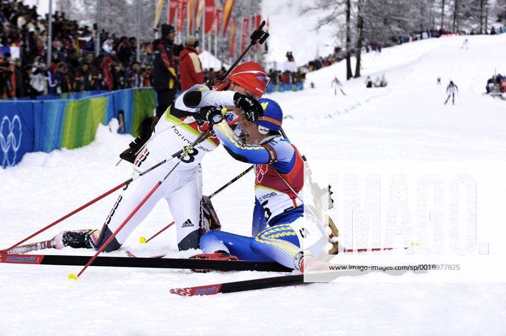 WILHELM Kati GER 2.Platz mit der Siegerin OLOFSSON Anna Biathlon Massenstart der Frauen am 25.02.2006 in Cesana Olympische Winterspiele 2006 in Turin Italien