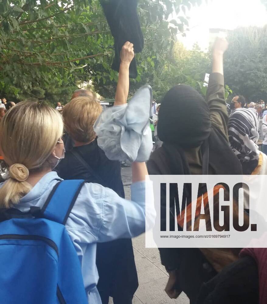 This photo shows protesters against the mandatory hijab during a protest over the death of a young woman who had been detained for violating the country s conservative dress code, in downtown Tehran, Iran. Iran faced international criticism on Tuesday over the death of a woman held by its morality police, which ignited three days of protests, including clashes with security forces in the capital and other unrest that claimed at least three lives. Tehran Iran - ZUMAi98_ 20220921_zih_i98_013