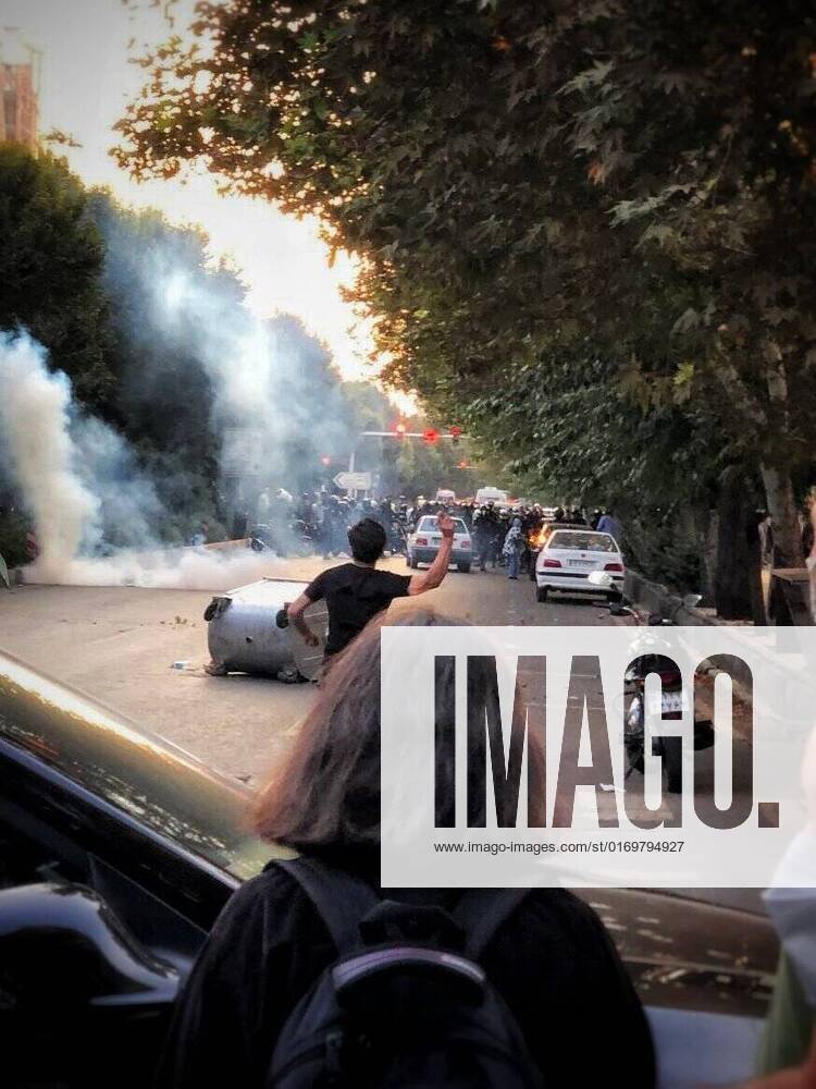 This photo shows a protester against the mandatory hijab during a protest over the death of a young woman who had been detained for violating the country s conservative dress code, in downtown Tehran, Iran. Iran faced international criticism on Tuesday over the death of a woman held by its morality police, which ignited three days of protests, including clashes with security forces in the capital and other unrest that claimed at least three lives. Tehran Iran - ZUMAi98_ 20220921_zih_i98_015