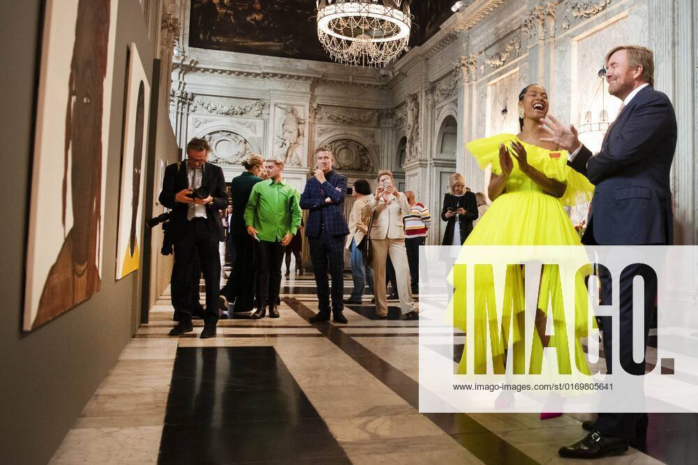 2022 09 21 10 50 37 AMSTERDAM King Willem Alexander with Iriee Zamblee, one of the three winners, in the Royal Palace for the presentation of the Royal Prize for Free Painting 2022 The king awarded the prize to three young artists ANP OLAF KRAAK netherlands out belgium out