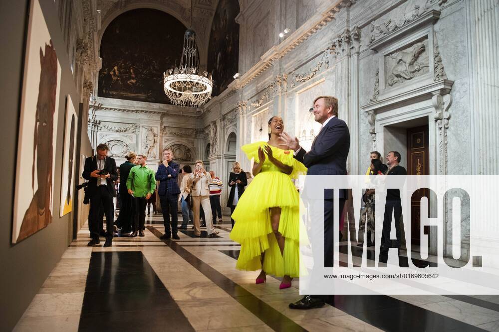2022 09 21 10 50 37 AMSTERDAM King Willem Alexander with Iriee Zambie, one of the three winners, in the Royal Palace for the presentation of the Royal Prize for Free Painting 2022 The King will present the prize to three young artists ANP OLAF KRAAK netherlands out belgium out