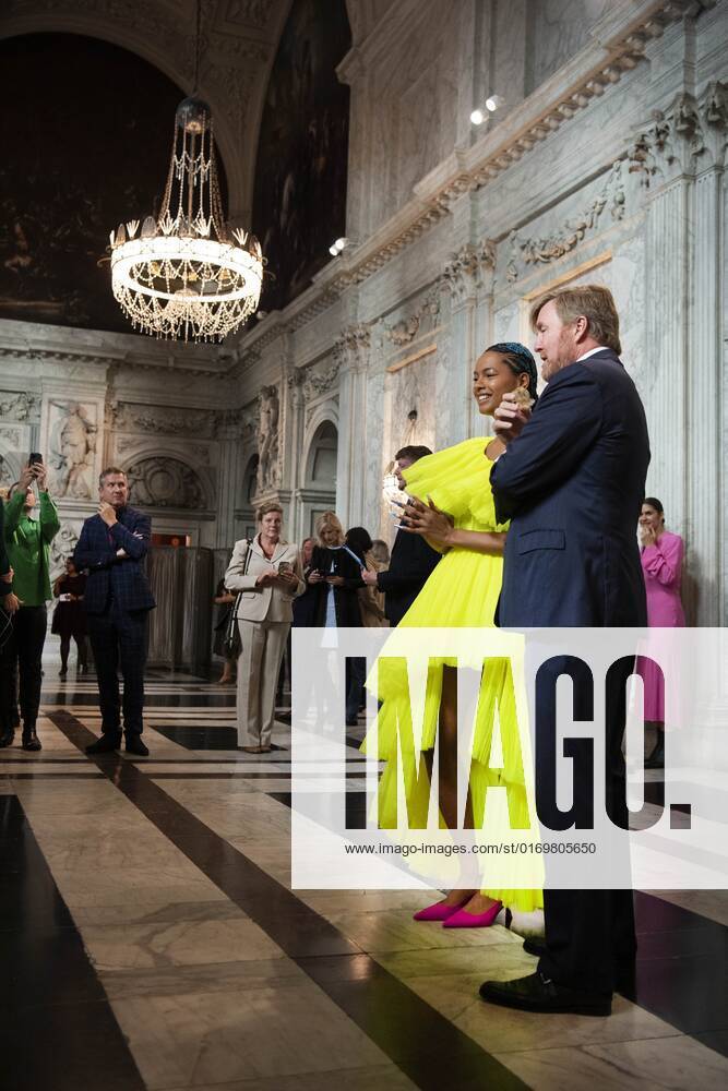 2022 09 21 10 50 35 AMSTERDAM King Willem Alexander with Iriee Zamblee, one of the three winners, in the Royal Palace for the presentation of the Royal Prize for Free Painting 2022 The king awarded the prize to three young artists ANP OLAF KRAAK netherlands out belgium out