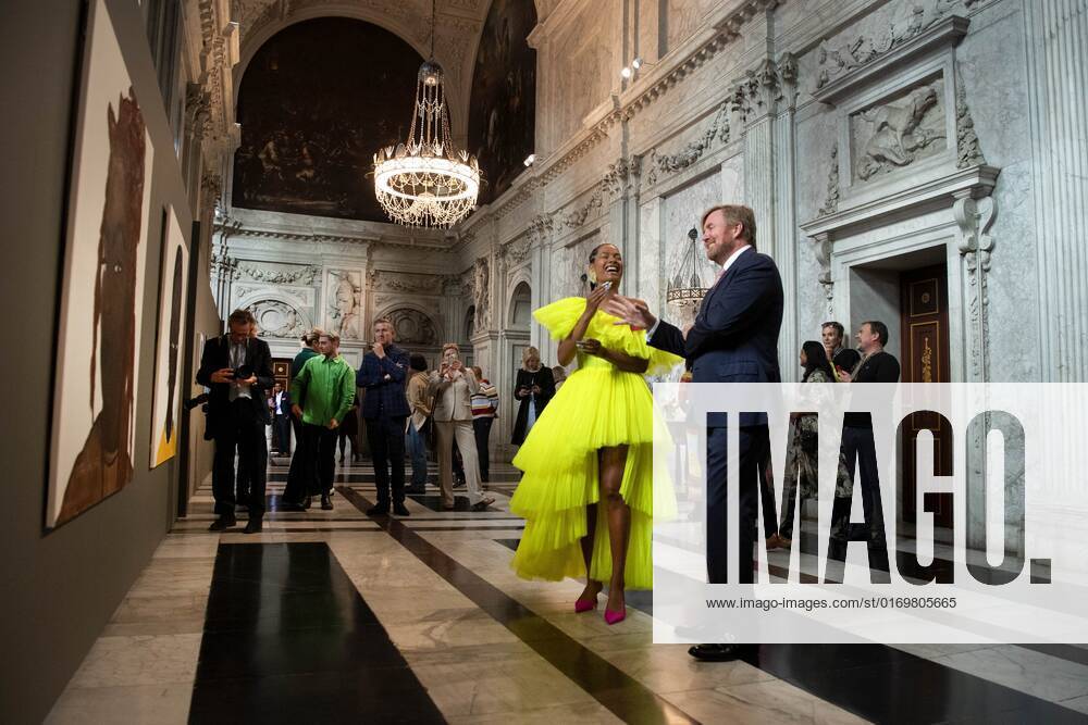 2022 09 21 10 50 38 AMSTERDAM King Willem Alexander with Iriee Zambie, one of the three winners, in the Royal Palace for the presentation of the Royal Prize for Free Painting 2022 The King will present the prize to three young artists ANP OLAF KRAAK netherlands out belgium out