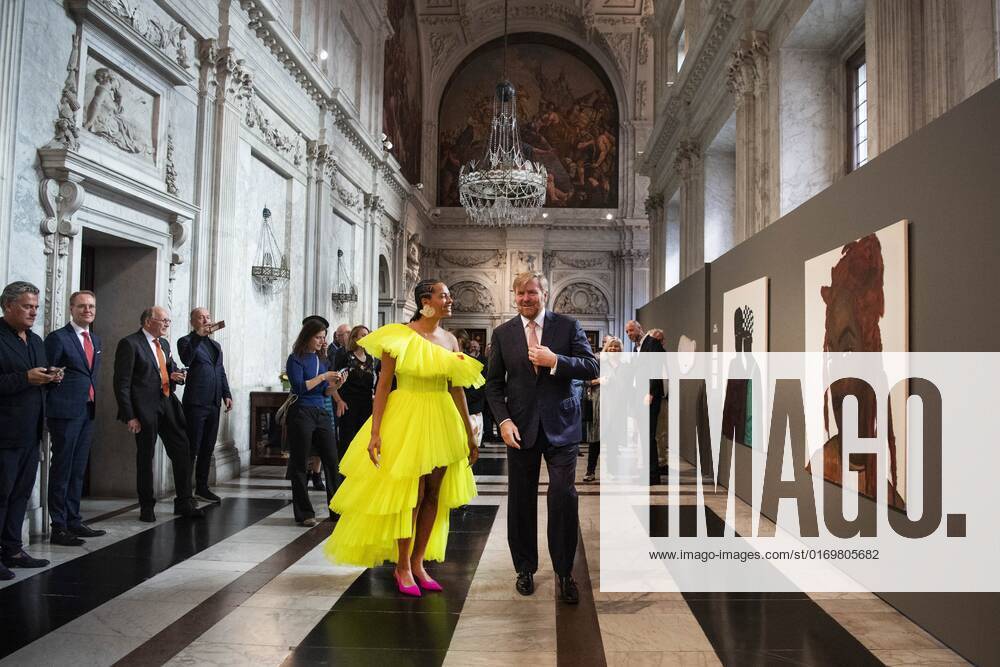 2022 09 21 10 51 09 AMSTERDAM King Willem Alexander with Iriee Zambie, one of the three winners, in the Royal Palace for the presentation of the Royal Prize for Free Painting 2022 The King will present the prize to three young artists ANP OLAF KRAAK netherlands out belgium out