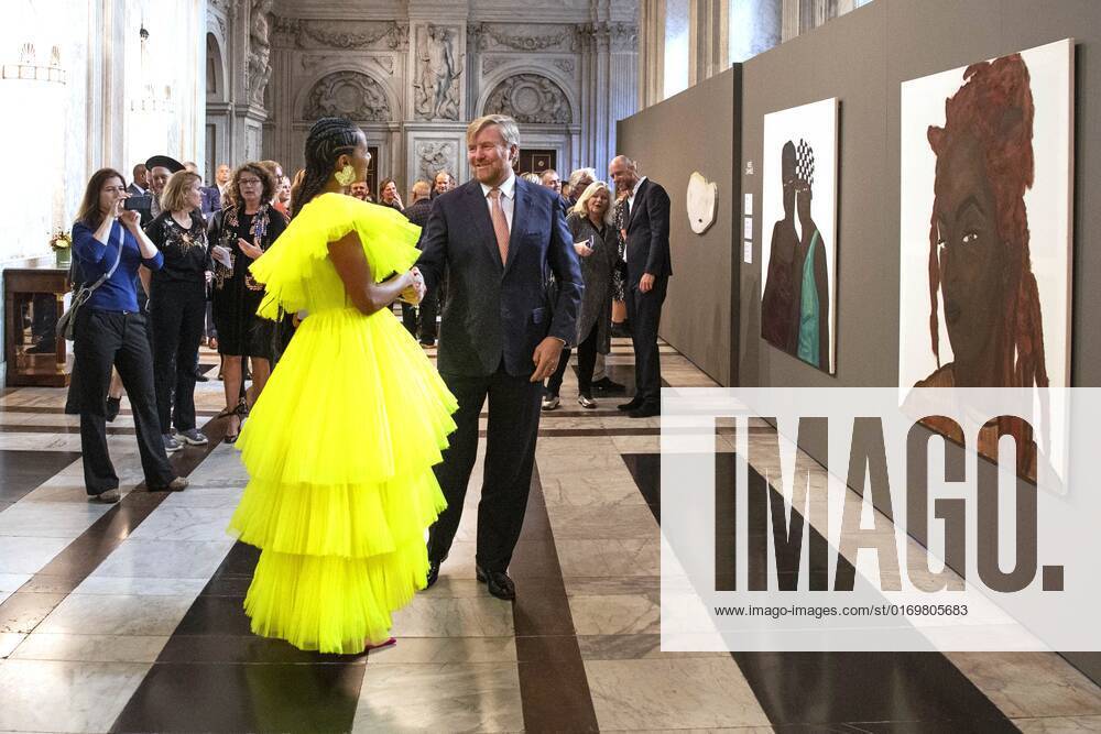 2022 09 21 10 51 07 AMSTERDAM King Willem Alexander with Iriee Zambie, one of the three winners, in the Royal Palace for the presentation of the Royal Prize for Free Painting 2022 The King will present the prize to three young artists ANP OLAF KRAAK netherlands out belgium out