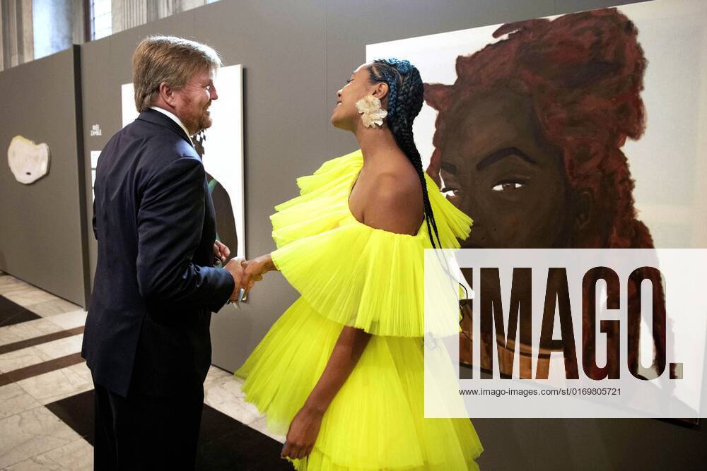 2022 09 21 10 48 53 AMSTERDAM King Willem Alexander with Iriee Zambie, one of the three winners, in the Royal Palace for the presentation of the Royal Prize for Free Painting 2022 The King will present the prize to three young artists ANP OLAF KRAAK netherlands out belgium out