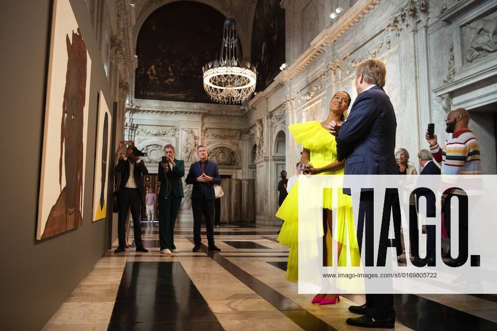 2022 09 21 10 49 55 AMSTERDAM King Willem Alexander with Iriee Zambie, one of the three winners, in the Royal Palace for the presentation of the Royal Prize for Free Painting 2022 The King will present the prize to three young artists ANP OLAF KRAAK netherlands out belgium out