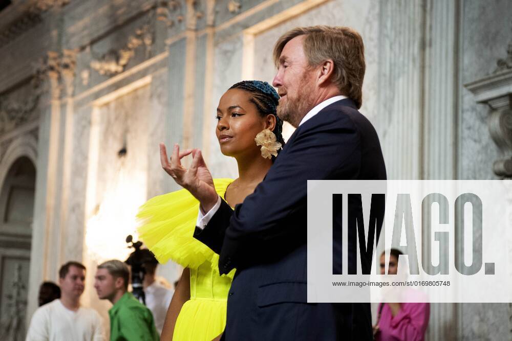 2022 09 21 10 50 18 AMSTERDAM King Willem Alexander with Iriee Zamblee, one of the three winners, in the Royal Palace for the presentation of the Royal Prize for Free Painting 2022 The king awarded the prize to three young artists ANP OLAF KRAAK netherlands out belgium out