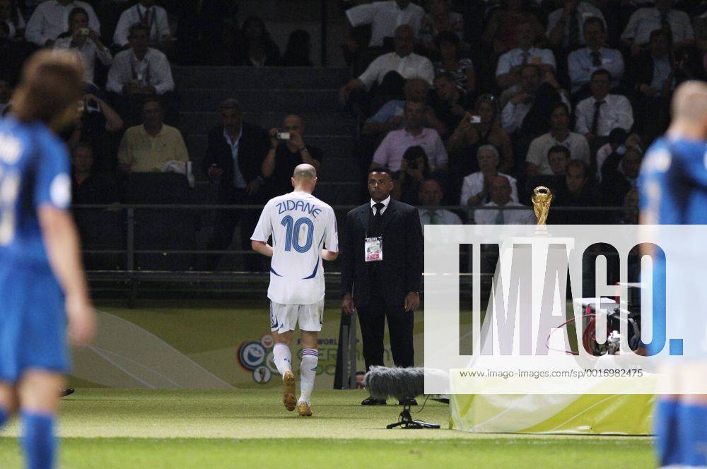 ZIDANE Zinedine sieht wegen seiner Attacke gegen Materazzi Marco rot FIFA Fussball Weltmeisterschaften 2006 in Deutschland Finale im Olympiastadion in Berlin Italien-Frankreich am 09.Juli 2006
