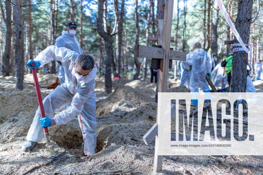 Forensic technicians dig a grave in a sandy pine forest dotted with graves on the outskirts of Izyum, eastern Ukraine, on Wednesday, Sept 21, 2022 - as forensic experts continue to exhume the bodies of Izium residents on the 6th day of exhumation. (VX Photo Vudi Xhymshiti), Ukraine continues to exhume bodies from Izium Izium Cemetery Kharkiv Oblast Ukraine ,