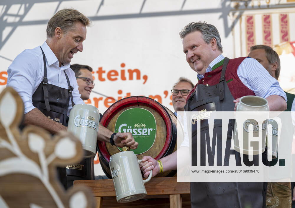 20220922 Eroeffnung des Oktoberfests 2022 WIEN, OESTERREICH - 22. SEPTEMBER: OÂ zapft is - Ehemaliger oesterreichischer Skifahrer Hans Knauss mit Wiener Buergermeister Michael Ludwig beim Bieranstich anlaesslich der Eroeffnung des Oktoberfests 2022, Die Wiener Kaiser Wiesn, auf der Kaiserwiese im Wiener Prater am 22. September in Wien, Oesterreich. 220922_SEPA_17_030