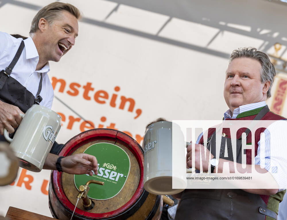 20220922 Eroeffnung des Oktoberfests 2022 WIEN, OESTERREICH - 22. SEPTEMBER: OÂ zapft is - Ehemaliger oesterreichischer Skifahrer Hans Knauss mit Wiener Buergermeister Michael Ludwig beim Bieranstich anlaesslich der Eroeffnung des Oktoberfests 2022, Die Wiener Kaiser Wiesn, auf der Kaiserwiese im Wiener Prater am 22. September in Wien, Oesterreich. 220922_SEPA_17_032