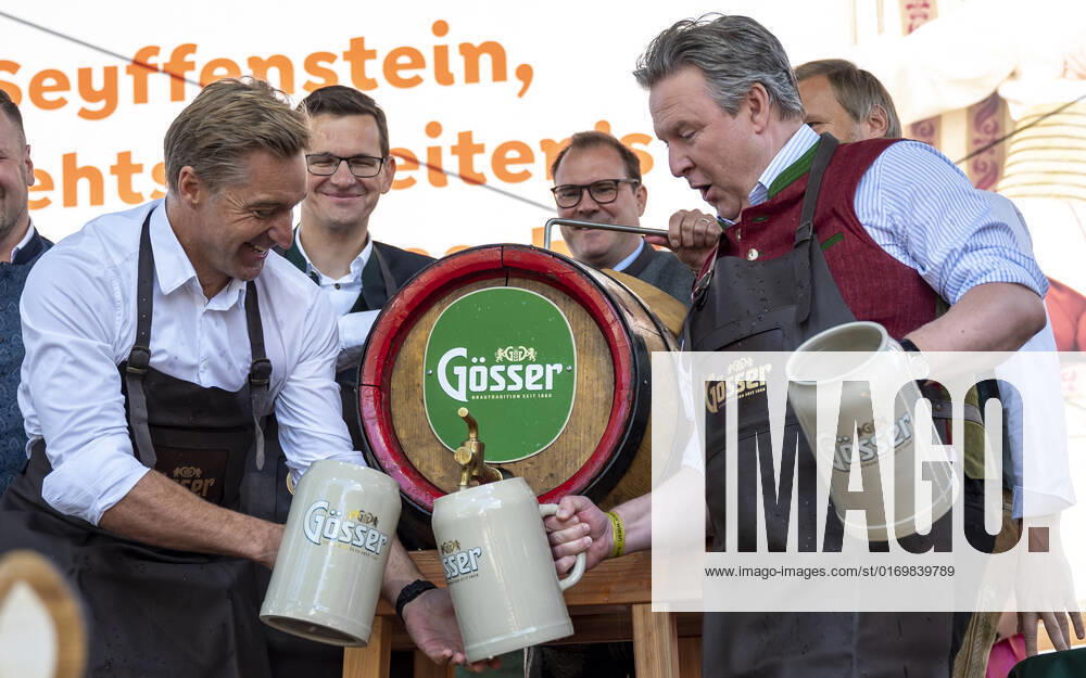 20220922 Eroeffnung des Oktoberfests 2022 WIEN, OESTERREICH - 22. SEPTEMBER: OÂ zapft is - Ehemaliger oesterreichischer Skifahrer Hans Knauss mit Wiener Buergermeister Michael Ludwig beim Bieranstich anlaesslich der Eroeffnung des Oktoberfests 2022, Die Wiener Kaiser Wiesn, auf der Kaiserwiese im Wiener Prater am 22. September in Wien, Oesterreich. 220922_SEPA_17_027