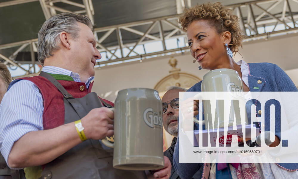 20220922 Eroeffnung des Oktoberfests 2022 WIEN, OESTERREICH - 22. SEPTEMBER: OÂ zapft is - Wiener Buergermeister Michael Ludwig und TV Moderastorin und Host der Veranstaltung Arabella Kiesbauer beim Bieranstich anlaesslich der Eroeffnung des Oktoberfests 2022, Die Wiener Kaiser Wiesn, auf der Kaiserwiese im Wiener Prater am 22. September in Wien, Oesterreich. 220922_SEPA_17_036