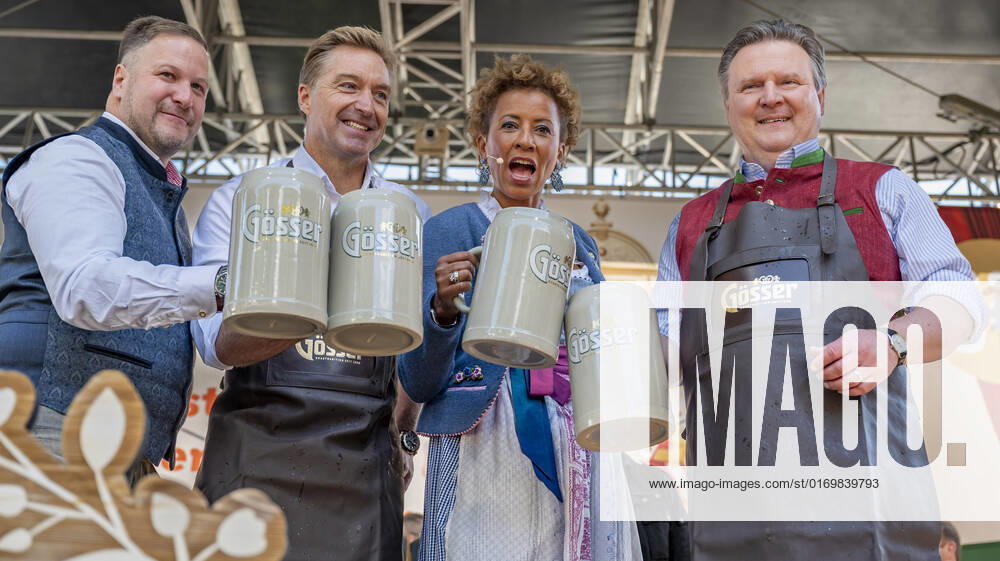 20220922 Eroeffnung des Oktoberfests 2022 WIEN, OESTERREICH - 22. SEPTEMBER: OÂ zapft is - Geschaeftsfuehrer Johann Pittermann, ehemaliger oesterreichischer Skifahrer Hans Knauss,TV Moderastorin und Host der Veranstaltung Arabella Kiesbauer und Wiener Buergermeister Michael Ludwig beim Bieranstich anlaesslich der Eroeffnung des Oktoberfests 2022, Die Wiener Kaiser Wiesn, auf der Kaiserwiese im Wiener Prater am 22. September in Wien, Oesterreich. 220922_SEPA_17_037