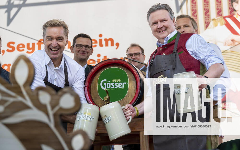 20220922 Eroeffnung des Oktoberfests 2022 WIEN, OESTERREICH - 22. SEPTEMBER: OÂ zapft is - Ehemaliger oesterreichischer Skifahrer Hans Knauss mit Wiener Buergermeister Michael Ludwig beim Bieranstich anlaesslich der Eroeffnung des Oktoberfests 2022, Die Wiener Kaiser Wiesn, auf der Kaiserwiese im Wiener Prater am 22. September in Wien, Oesterreich. 220922_SEPA_17_026