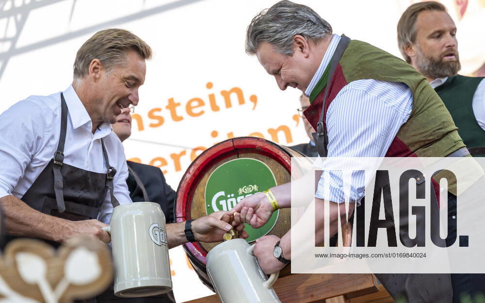 20220922 Eroeffnung des Oktoberfests 2022 WIEN, OESTERREICH - 22. SEPTEMBER: OÂ zapft is - Ehemaliger oesterreichischer Skifahrer Hans Knauss mit Wiener Buergermeister Michael Ludwig beim Bieranstich anlaesslich der Eroeffnung des Oktoberfests 2022, Die Wiener Kaiser Wiesn, auf der Kaiserwiese im Wiener Prater am 22. September in Wien, Oesterreich. 220922_SEPA_17_031