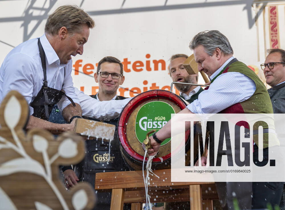 20220922 Eroeffnung des Oktoberfests 2022 WIEN, OESTERREICH - 22. SEPTEMBER: OÂ zapft is - Ehemaliger oesterreichischer Skifahrer Hans Knauss mit Wiener Buergermeister Michael Ludwig beim Bieranstich anlaesslich der Eroeffnung des Oktoberfests 2022, Die Wiener Kaiser Wiesn, auf der Kaiserwiese im Wiener Prater am 22. September in Wien, Oesterreich. 220922_SEPA_17_041