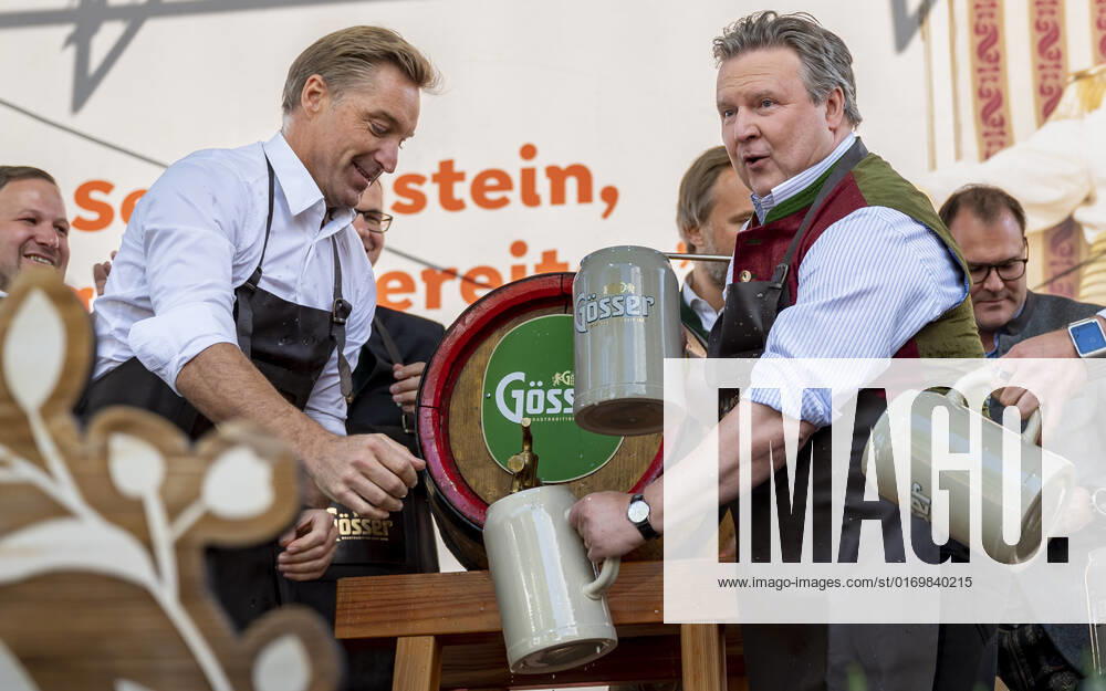 20220922 Eroeffnung des Oktoberfests 2022 WIEN, OESTERREICH - 22. SEPTEMBER: OÂ zapft is - Ehemaliger oesterreichischer Skifahrer Hans Knauss mit Wiener Buergermeister Michael Ludwig beim Bieranstich anlaesslich der Eroeffnung des Oktoberfests 2022, Die Wiener Kaiser Wiesn, auf der Kaiserwiese im Wiener Prater am 22. September in Wien, Oesterreich. 220922_SEPA_17_024