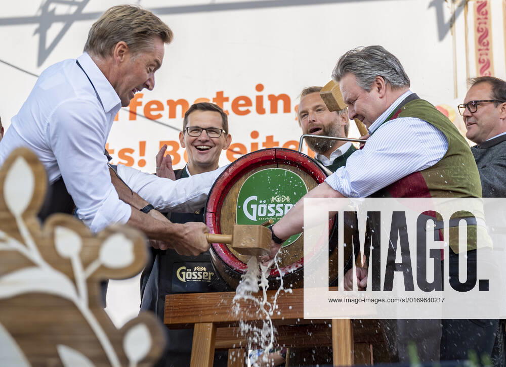 20220922 Eroeffnung des Oktoberfests 2022 WIEN, OESTERREICH - 22. SEPTEMBER: OÂ zapft is - Ehemaliger oesterreichischer Skifahrer Hans Knauss mit Wiener Buergermeister Michael Ludwig beim Bieranstich anlaesslich der Eroeffnung des Oktoberfests 2022, Die Wiener Kaiser Wiesn, auf der Kaiserwiese im Wiener Prater am 22. September in Wien, Oesterreich. 220922_SEPA_17_043