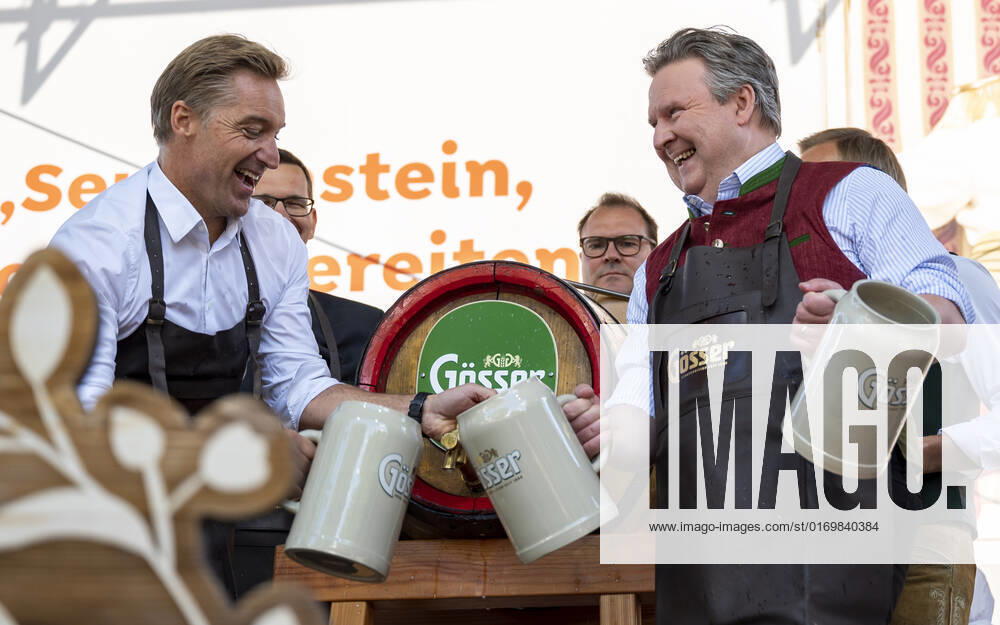 20220922 Eroeffnung des Oktoberfests 2022 WIEN, OESTERREICH - 22. SEPTEMBER: OÂ zapft is - Ehemaliger oesterreichischer Skifahrer Hans Knauss mit Wiener Buergermeister Michael Ludwig beim Bieranstich anlaesslich der Eroeffnung des Oktoberfests 2022, Die Wiener Kaiser Wiesn, auf der Kaiserwiese im Wiener Prater am 22. September in Wien, Oesterreich. 220922_SEPA_17_028