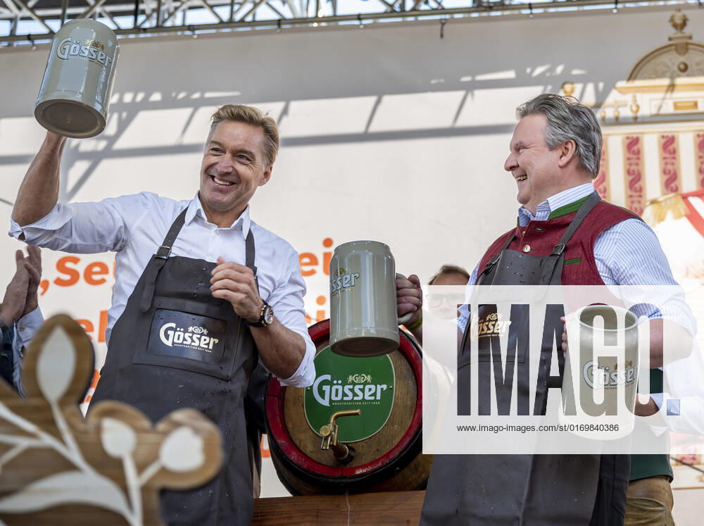 20220922 Eroeffnung des Oktoberfests 2022 WIEN, OESTERREICH - 22. SEPTEMBER: OÂ zapft is - Ehemaliger oesterreichischer Skifahrer Hans Knauss mit Wiener Buergermeister Michael Ludwig beim Bieranstich anlaesslich der Eroeffnung des Oktoberfests 2022, Die Wiener Kaiser Wiesn, auf der Kaiserwiese im Wiener Prater am 22. September in Wien, Oesterreich. 220922_SEPA_17_029