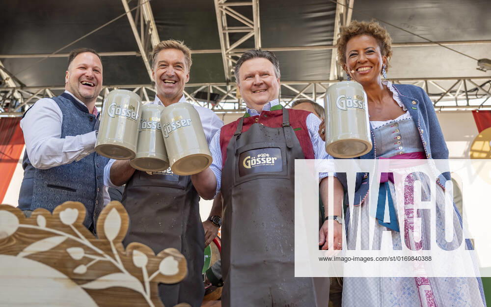 20220922 Eroeffnung des Oktoberfests 2022 WIEN, OESTERREICH - 22. SEPTEMBER: OÂ zapft is - Geschaeftsfuehrer Johann Pittermann, ehemaliger oesterreichischer Skifahrer Hans Knauss, Wiener Buergermeister Michael Ludwig und TV Moderastorin und Host der Veranstaltung Arabella Kiesbaue beim Bieranstich anlaesslich der Eroeffnung des Oktoberfests 2022, Die Wiener Kaiser Wiesn, auf der Kaiserwiese im Wiener Prater am 22. September in Wien, Oesterreich. 220922_SEPA_17_033