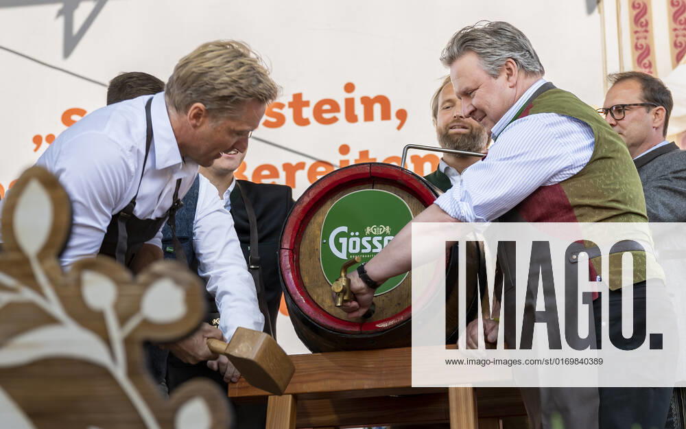 20220922 Eroeffnung des Oktoberfests 2022 WIEN, OESTERREICH - 22. SEPTEMBER: OÂ zapft is - Ehemaliger oesterreichischer Skifahrer Hans Knauss mit Wiener Buergermeister Michael Ludwig beim Bieranstich anlaesslich der Eroeffnung des Oktoberfests 2022, Die Wiener Kaiser Wiesn, auf der Kaiserwiese im Wiener Prater am 22. September in Wien, Oesterreich. 220922_SEPA_17_039