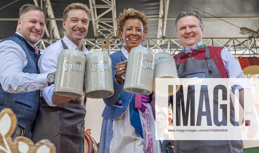 20220922 Eroeffnung des Oktoberfests 2022 WIEN, OESTERREICH - 22. SEPTEMBER: OÂ zapft is - Geschaeftsfuehrer Johann Pittermann, ehemaliger oesterreichischer Skifahrer Hans Knauss,TV Moderastorin und Host der Veranstaltung Arabella Kiesbauer und Wiener Buergermeister Michael Ludwig beim Bieranstich anlaesslich der Eroeffnung des Oktoberfests 2022, Die Wiener Kaiser Wiesn, auf der Kaiserwiese im Wiener Prater am 22. September in Wien, Oesterreich. 220922_SEPA_17_038