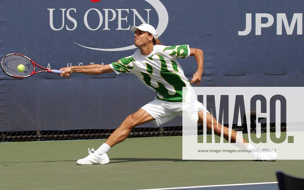 Gustavo Kuerten (Brasilien) streckt sich nach dem Ball Tennis Herren US Open 2005, Grand Slam, ATP Tour, Hartplatz, Hardcourt, Hartplatztennis, Hartplatzturnier Einzelbild Flushing Meadow, Meadows New York Dynamik,