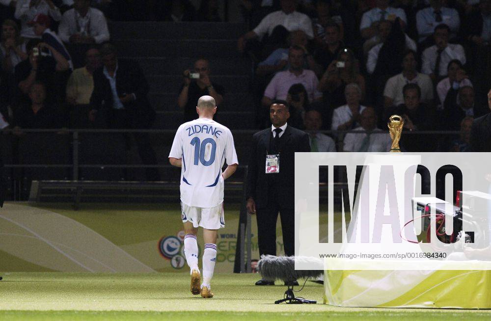 ZIDANE Zinedine sieht wegen seiner Attacke gegen Materazzi Marco rot FIFA Fussball Weltmeisterschaften 2006 in Deutschland Finale im Olympiastadion in Berlin Italien-Frankreich am 09.Juli 2006