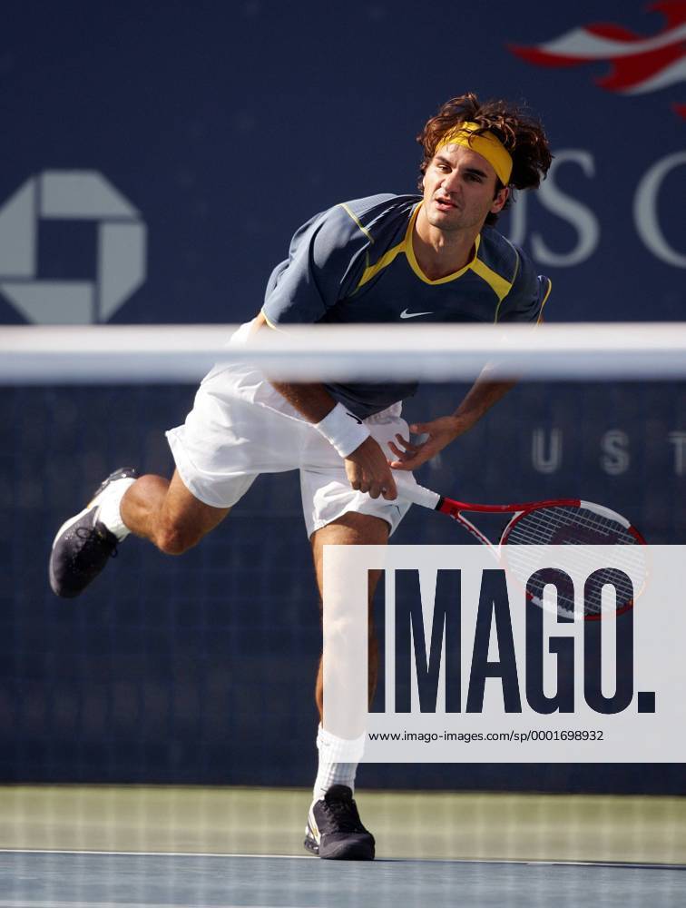 Roger Federer (Schweiz) - Aufschlag Tennis Herren US Open 2005, Grand Slam, ATP Tour, Hartplatz, Hardcourt, Hartplatztennis, Hartplatzturnier Einzelbild Flushing Meadow, Meadows New York Dynamik,