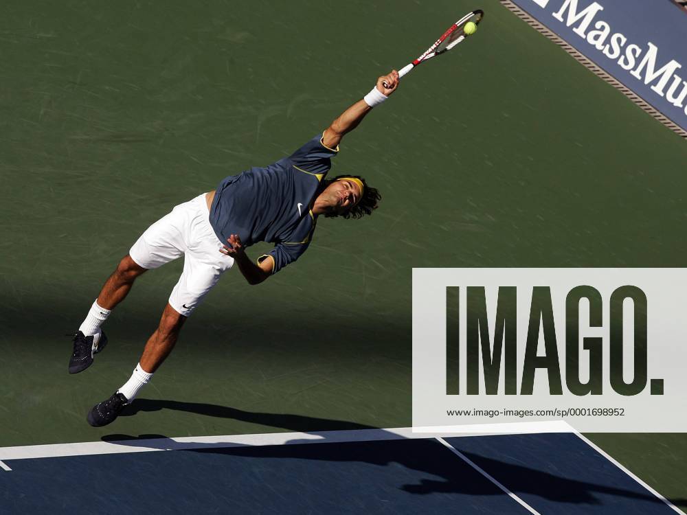 Roger Federer (Schweiz) - Aufschlag Tennis Herren US Open 2005, Grand Slam, ATP Tour, Hartplatz, Hardcourt, Hartplatztennis, Hartplatzturnier Einzelbild Flushing Meadow, Meadows New York Dynamik,