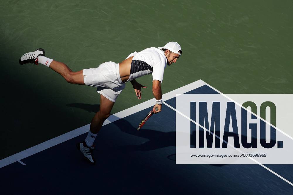 Nicolas Kiefer (Deutschland) - Aufschlag Tennis Herren US Open 2005, Grand Slam, ATP Tour, Hartplatz, Hardcourt, Hartplatztennis, Hartplatzturnier Einzelbild Flushing Meadow, Meadows New York Dynamik,