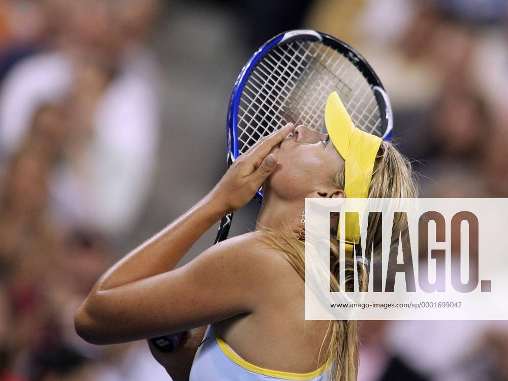 Maria Sharapova (Rußland) bedankt sich für die Unterstützung von ganz oben Tennis Damen US Open 2005, Grand Slam, WTA Tour, Einzelbild Flushing Meadow, Meadows New York Freude,