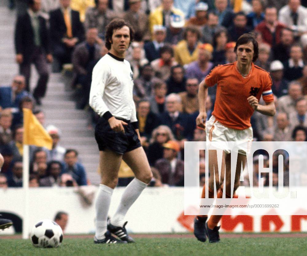 Franz Beckenbauer (li., BR Deutschland) und Johan Cruyff (Niederlande) schauen dem Ball hinterher Fußball WM Herren Weltmeisterschaft 1974, Länderspiel, Nationalmannschaft, Nationalteam, Nationaltrikot, Vdia Gruppe München
