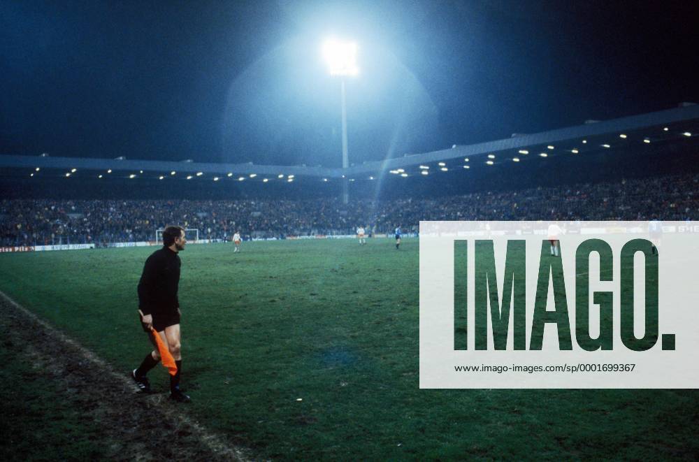 Fußball, Stadiongeschichte VfL Bochum Das ausverkaufte Bochumer Ruhrstadion während einer Flutlichtpartie Fußball 1. BL Herren Saison 1980 1981, VfL Bochum, Vdia Totale Ruhrstadion Bochum