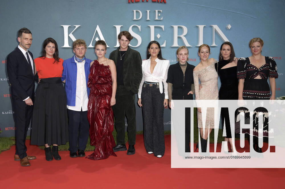 Florian Cossen, Katrin Gebbe, Johannes Nussbaum, Devrim Lingnau, Philip Froissant, Almila Bagriacik, Elisa Schlott, Katharina Eyssen, Melika Foroutan and Jördis Triebel at the Influencer Event for the Netflix series The Empress in the Great Orangery of Charlottenburg Palace Berlin, 23 09 2022 Foto:xF.xFuturexImage