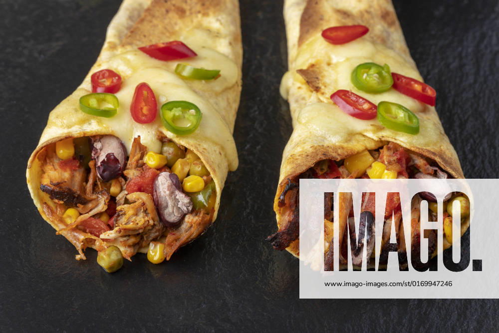 IMAGO Creative, Food, Enchiladas overview of enchiladas on slate , 28682800.jpg, enchiladas, chicken, food, enchilada, delicious, mole, sauce, traditional, dish, cheese, cannelloni, mexican, meat, cuisine, green, red, bean, two, mexico, fresh, meal, white, plate, hot, casserole, culture, beef, tomato, melted, tortilla, homemade, spicy, salsa, puebla, pulled, pork, slate,