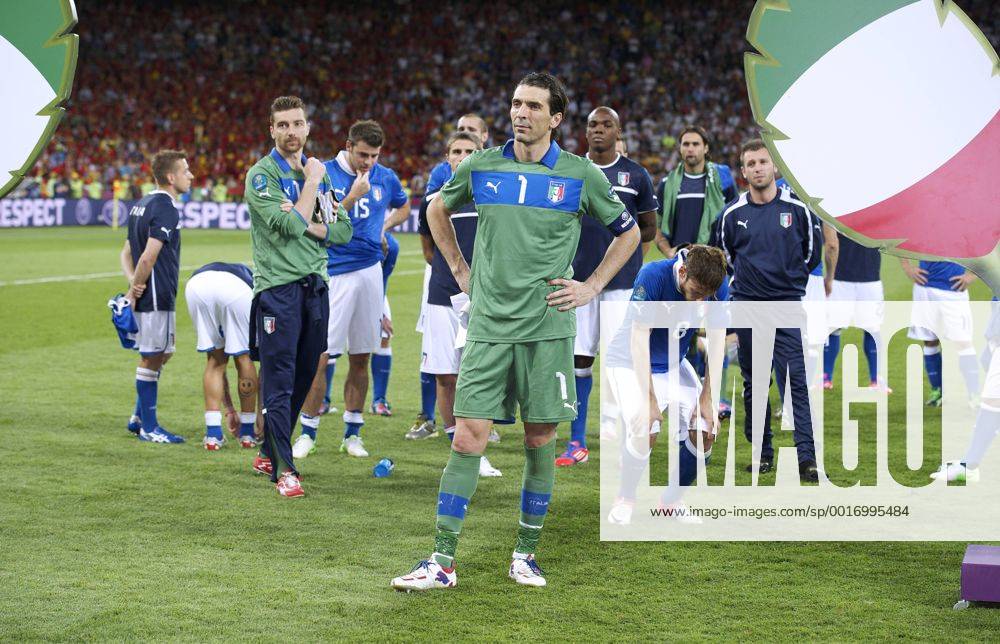 BUFFON Gianluigi Torwart Team Italien bei der Siegeehrung TEAM SPANIEN EUROPAMEISTER 2012 UEFA Fussball Europameisterschaften 2012 in Polen und der Ukraine FINALE Spiel Nr.31 Italien-Spanien 0 : 4 am 01.Juli 2012 in Kiev