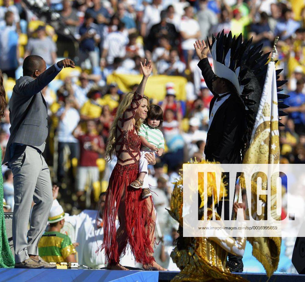 Fussball WM 2014 in Brasilien, Finale: Deutschland - Argentinien in Rio de Janeiro, Maracana Stadion. Sängerin Shakira mit ihrem Sohn auf der Bühne bei der Abschlussfeier im Stadion.