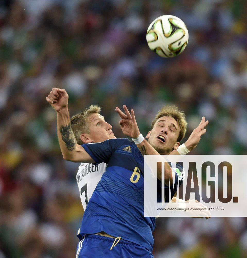 Fussball WM 2014 in Brasilien, Finale: Deutschland - Argentinien in Rio de Janeiro, Maracana Stadion. v.li: Bastian Schweinsteiger (Deutschland) gegen Lucas Biglia (Argentinien).
